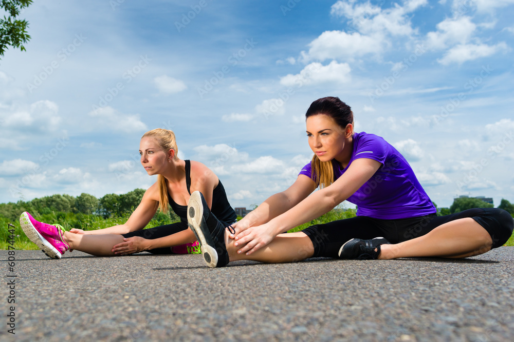 Sport und Fitness - Junge Frauen beim Fitness im Park Sport und Fitness - Junge Frauen beim Fitness im Park