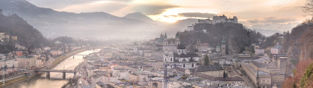 Naklejka premium Panoramiczny widok na panoramę Salzburga