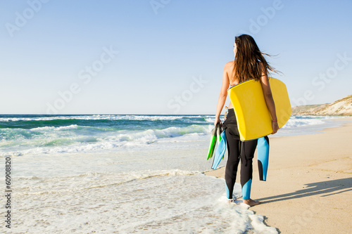 Tableau sur toile Girl with her bodyboard