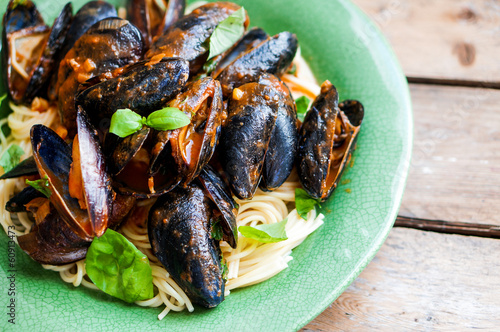Pasta with mussels with basil