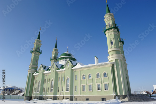 Соборная мечеть в городе Стерлитамак на фоне голубого неба
