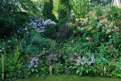 Fototapeta Naklejka Na Ścianę i Meble -  bloemenborder in tuin
