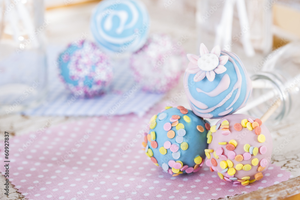 verschiedene Cake Pops mit bunter Deko liegend verschiedene Cake Pops mit bunter Deko liegend