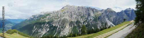 Panoramablick auf den Serleskamm mit Serles und Kirchdachspitze