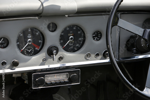 Cockpit eines alten Automobils