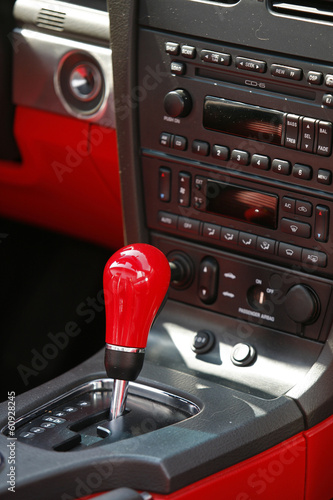 Cockpit eines alten Automobils photo