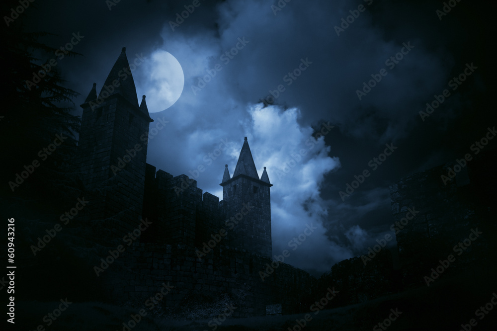 Obraz premium Tajemniczy średniowieczny zamek