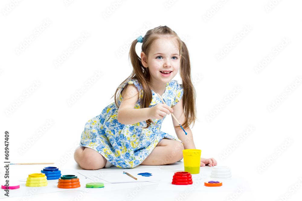 Naklejka premium happy kid girl painting with brush