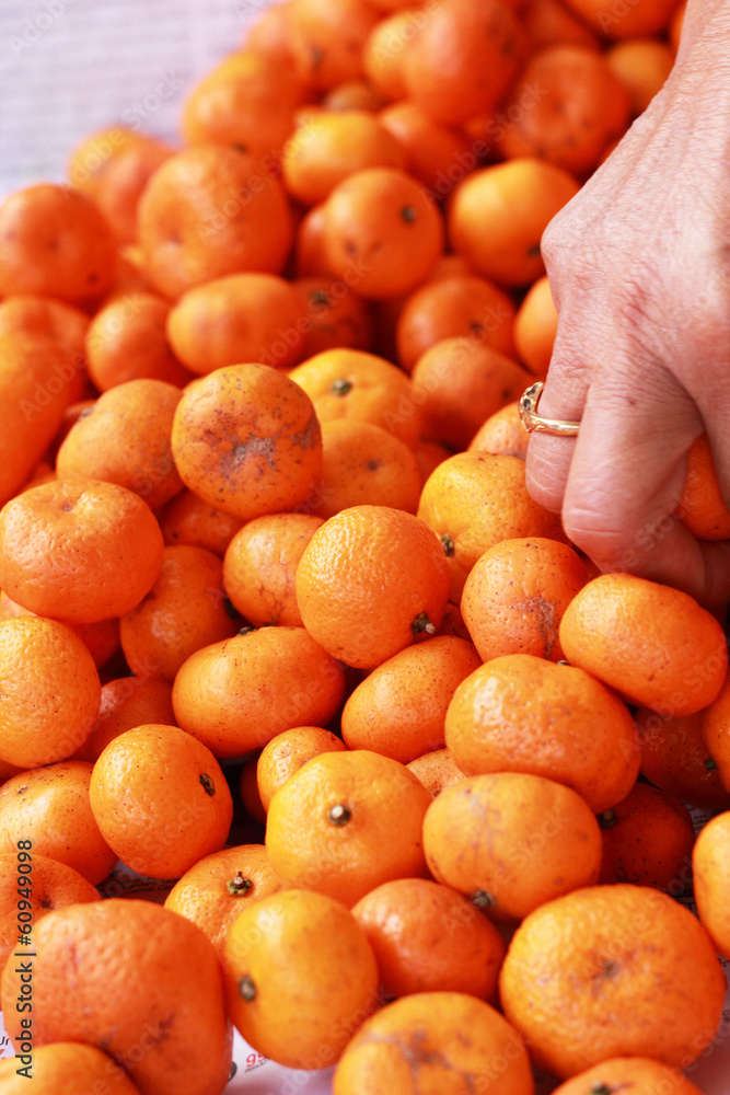 orange fruits in the market