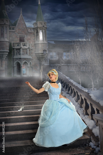 Fototapeta Młoda księżniczka gubiąc buta na schodach