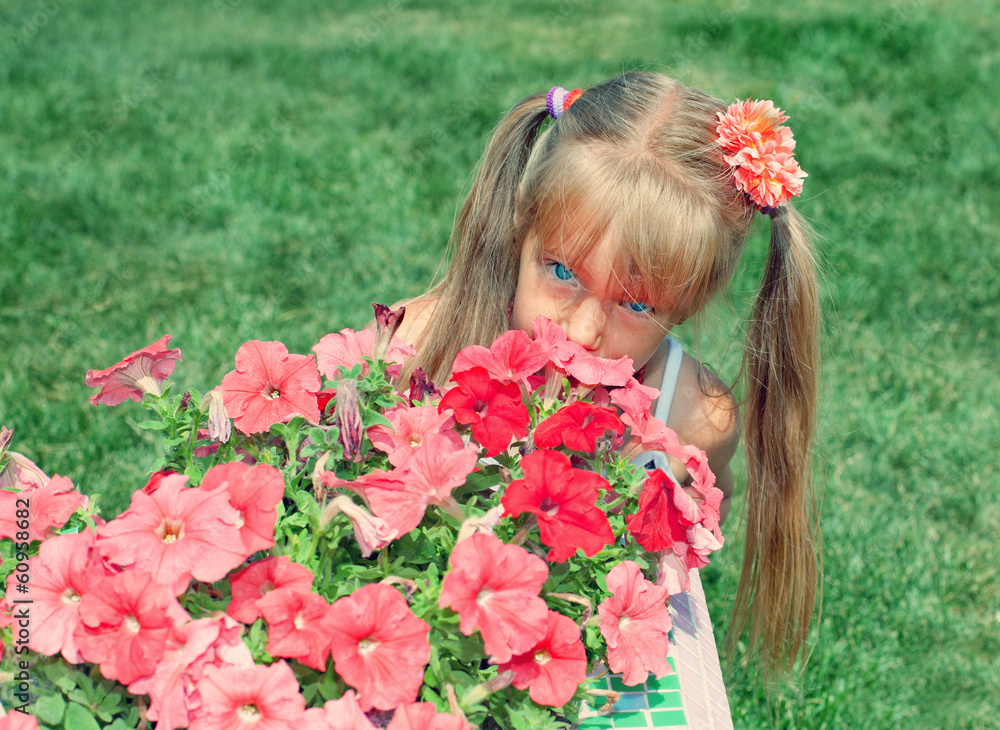 Naklejka premium Girl hiding behind the flowers