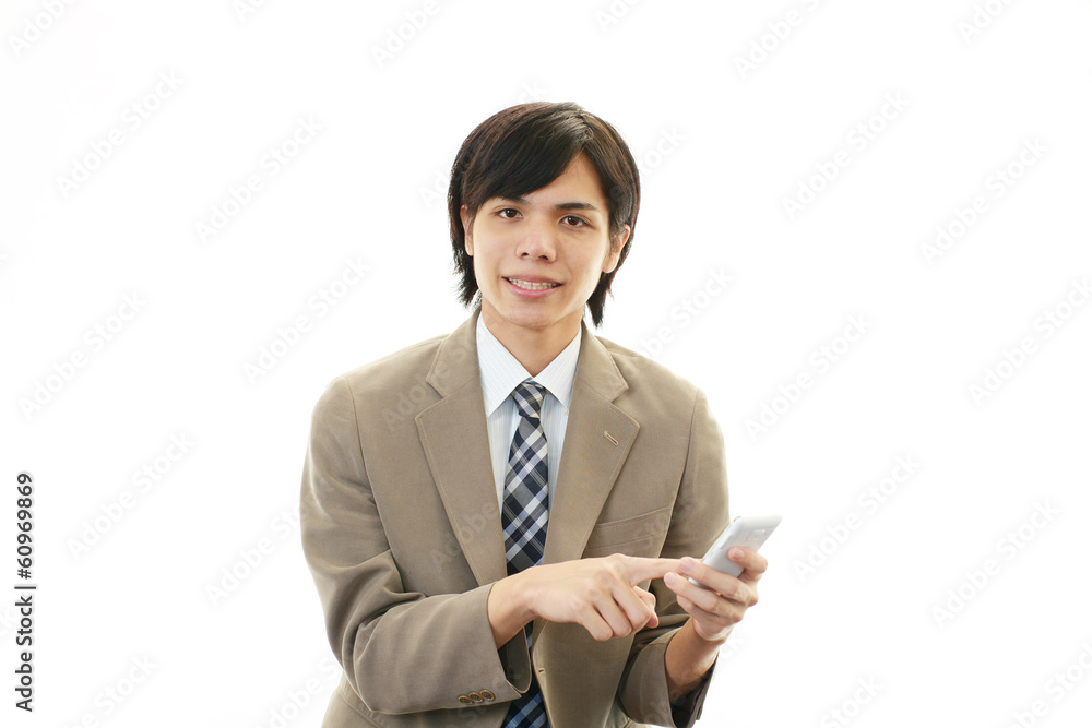 通話中の笑顔のビジネスマン