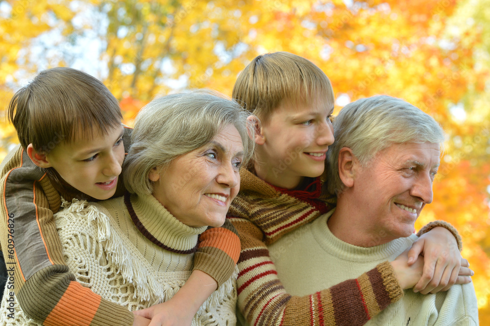 Obraz premium Grandparents with grandchildren