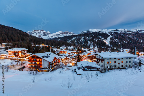 Obraz na płótnie Illuminated Ski Resort of Madonna di Campiglio in the Evening, I w salonie