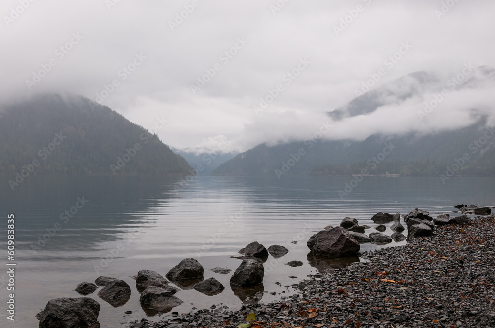 Obraz premium Misty lake in morning haze.