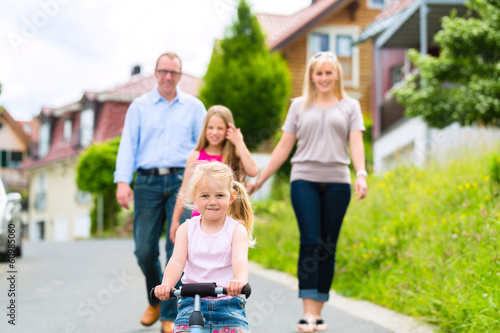 Familie macht Spaziergang durch Wohngebiet