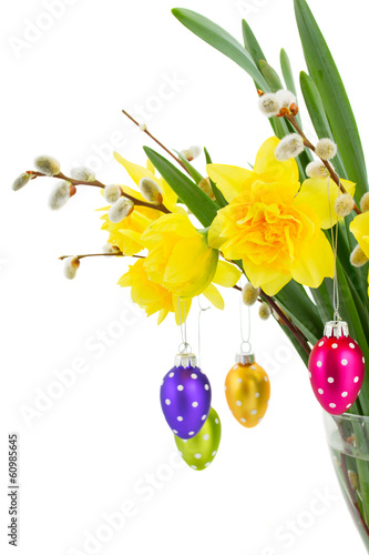 Fototapeta Naklejka Na Ścianę i Meble -  daffodil flowers with catkins and easter eggs