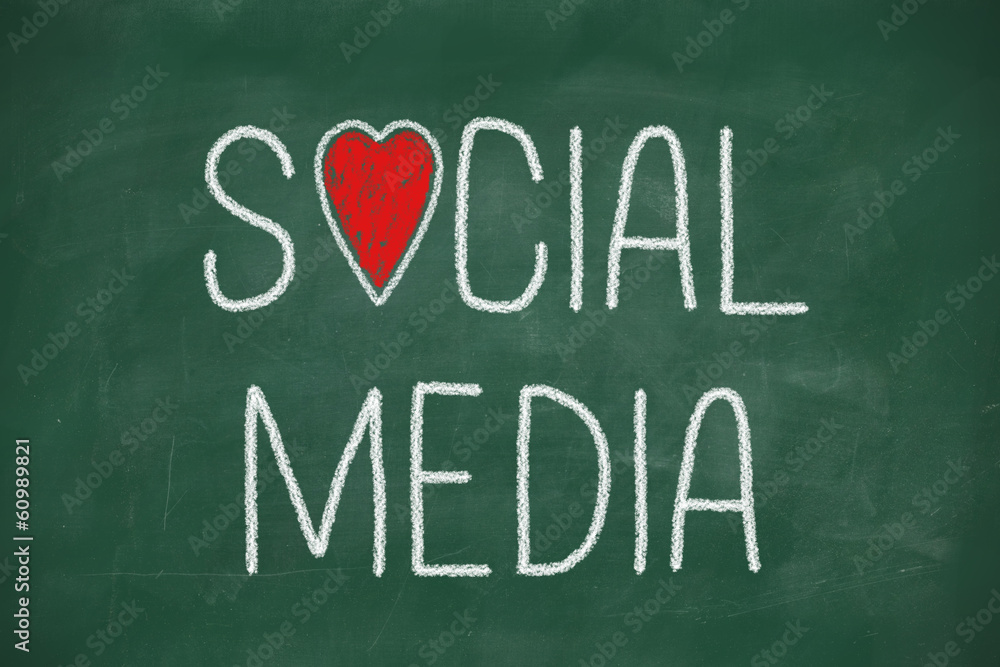 Obraz premium social media words handwritten on blackboard