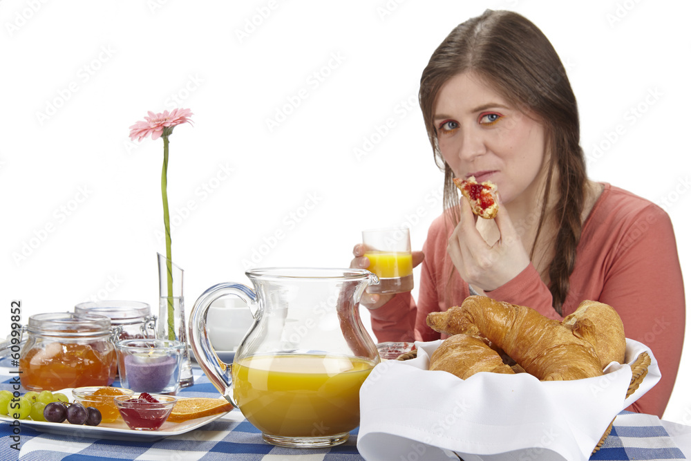 Junge Frau beim Frühstück - Brötchen mit Marmelade essen Junge Frau beim Frühstück - Brötchen mit Marmelade essen