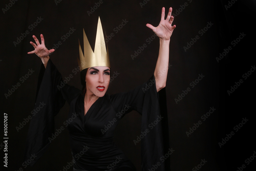 Φωτογραφία Dark Fantasy Villain Character Wearing Golden Crown