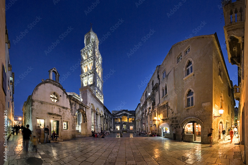 Fototapeta premium Peristyle, main square of Diocletian palace, extra wide view