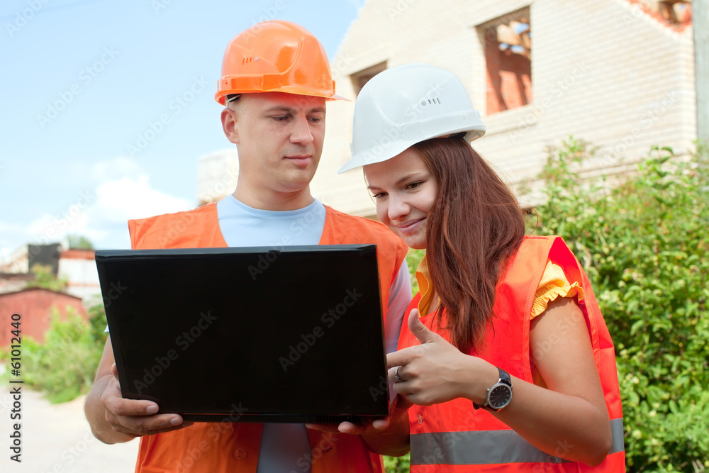  builders works at building site