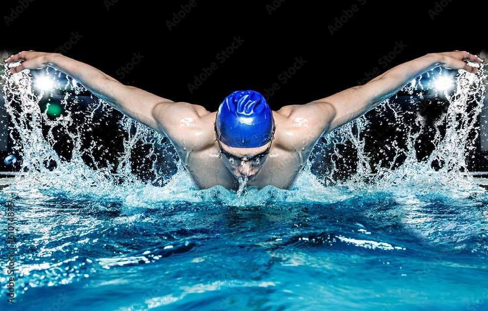 Muscular young man in blue cap in swimming pool - obrazy, fototapety, plakaty 