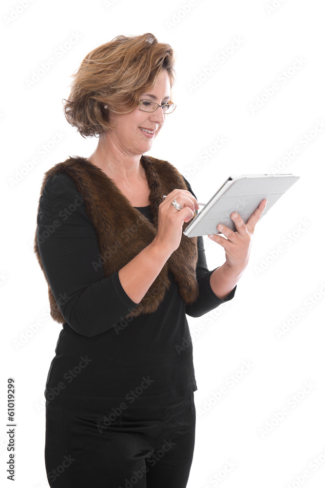 Frau freigestellt mit einem Tablet PC auf weißem Hintergrund Frau freigestellt mit einem Tablet PC auf weißem Hintergrund