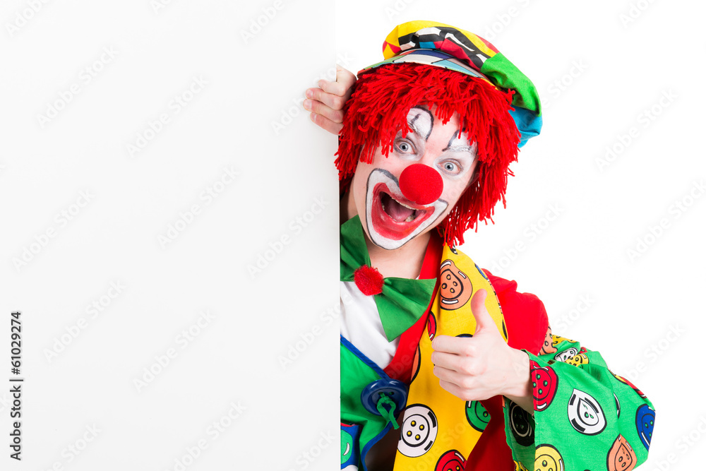 lachender clown mit werbeschild zeigt daumen hoch lachender clown mit werbeschild zeigt daumen hoch