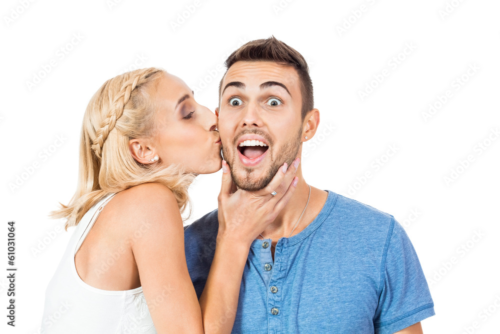 lachendes verliebtes junges paar isoliert lachendes verliebtes junges paar isoliert