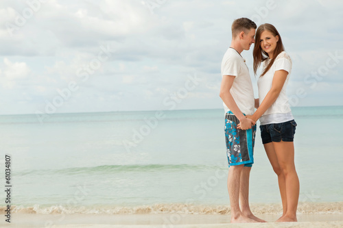 lachendes junges glückliches paar im sommer am strand © juniart