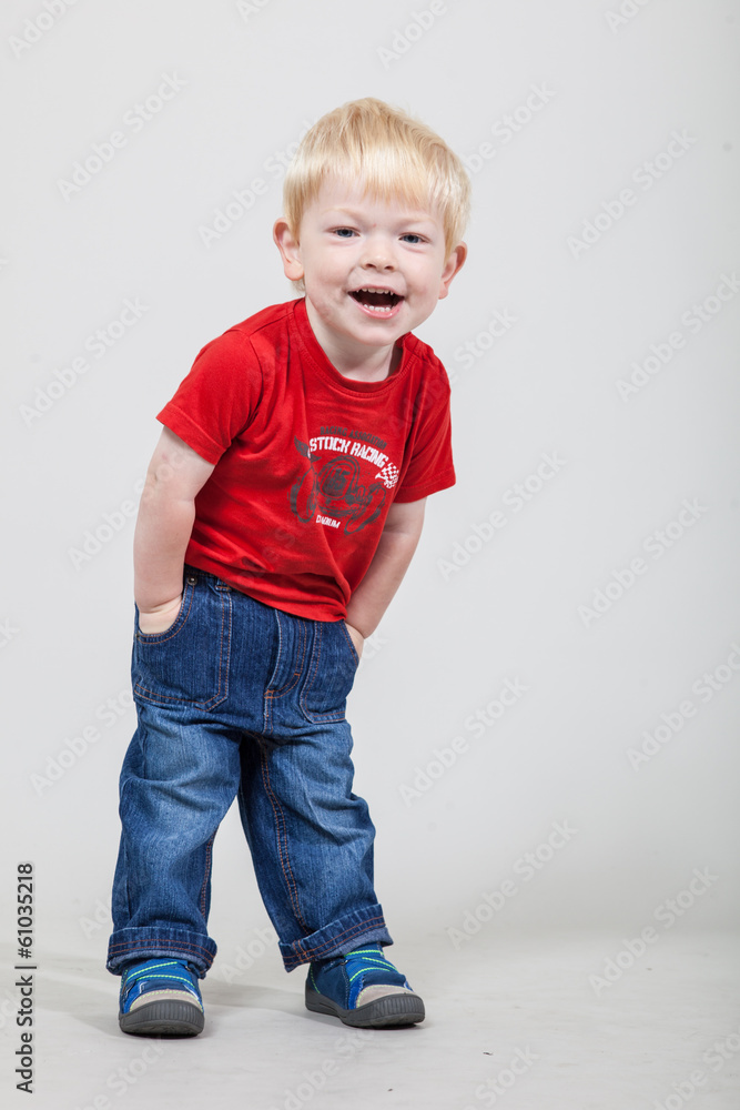 Kleiner Junge mit Händen in den Taschen Kleiner Junge mit Händen in den Taschen