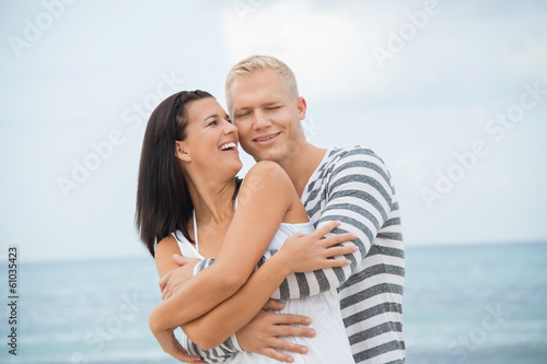 junges glückliches verliebtes paar  am strand © juniart