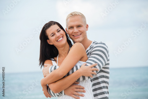 junges glückliches verliebtes paar  am strand © juniart