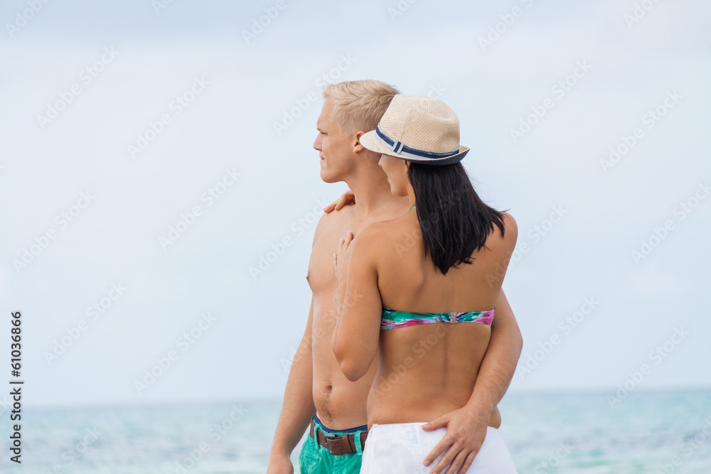 lachendes junges paar verliebt am strand im sommer