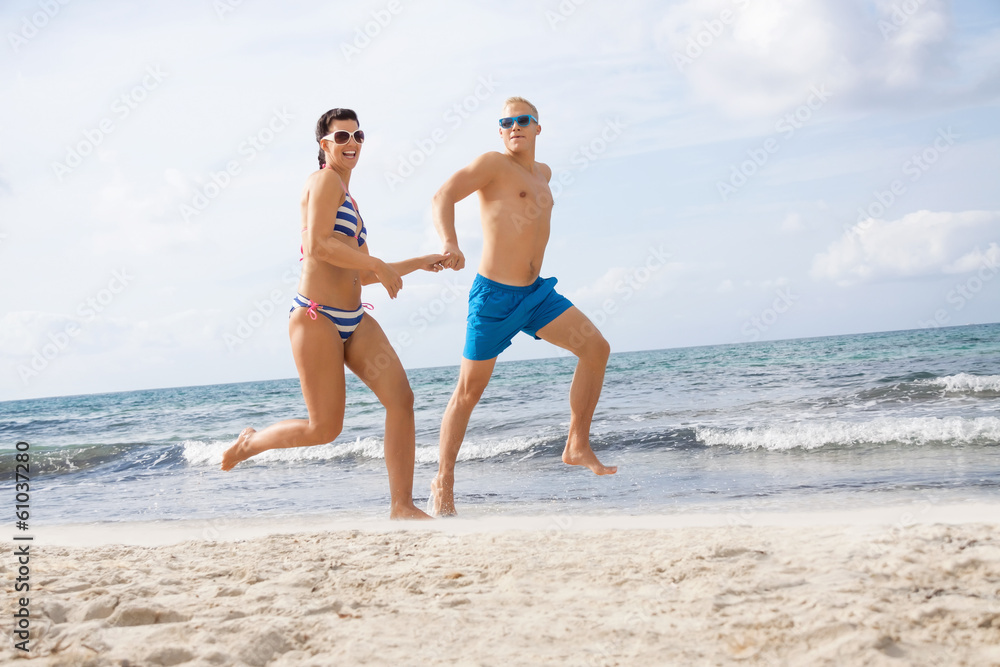 junges glückliches verliebtes paar am strand junges glückliches verliebtes paar am strand