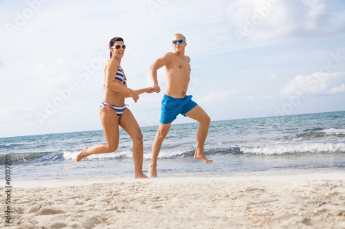 junges glückliches verliebtes paar am strand