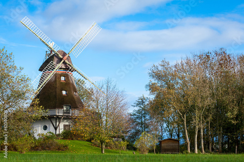 traditionelle alte windmühle in der grünen landschaft an der o