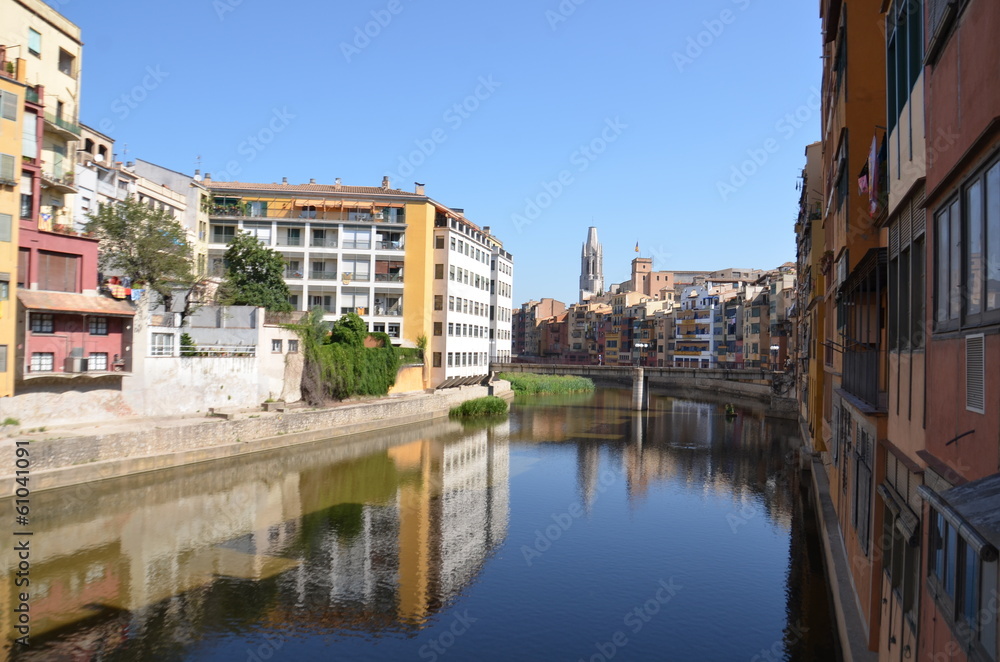 Girona, Espagne, reflet des façades colorées