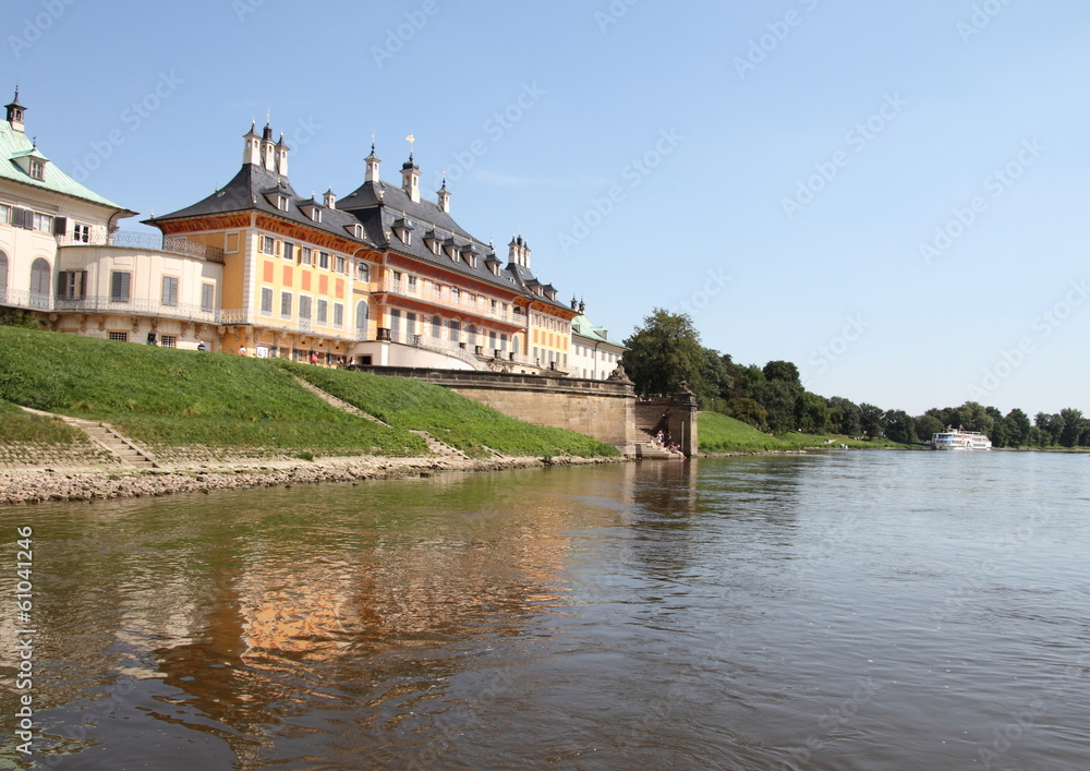 Elbufer mit Schloss Pillnitz in Dresden 