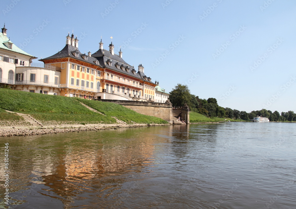 Fototapeta premium Elbufer mit Schloss Pillnitz in Dresden 