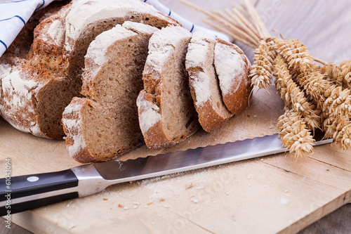 frisches hausgemachtes brot mit getreide auf holzbrett