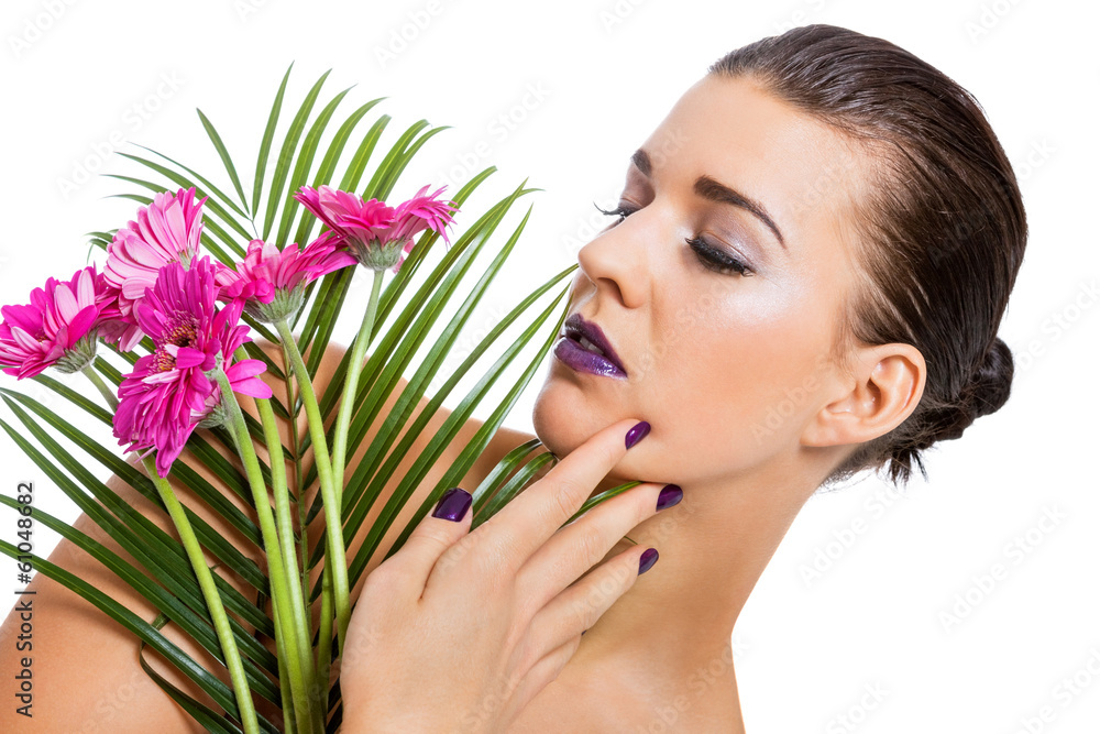 junge attraktive frau mit lila nagellack und lippenstift junge attraktive frau mit lila nagellack und lippenstift