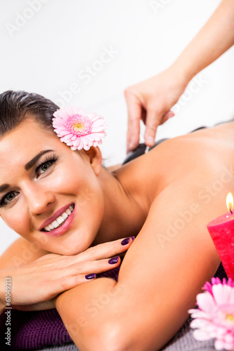 junge frau entspannt bei einer rücken massage im salon