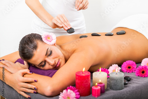 junge frau entspannt bei einer r  cken massage im salon