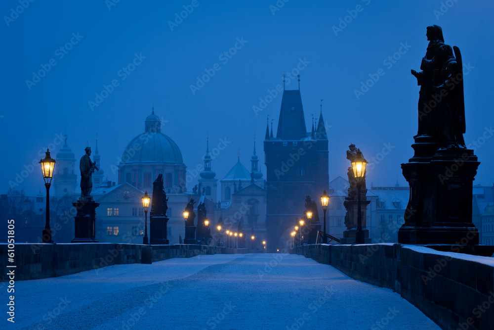 Fototapeta premium Słynny most Karola w Pradze pusty w porannej niebieskiej godzinie