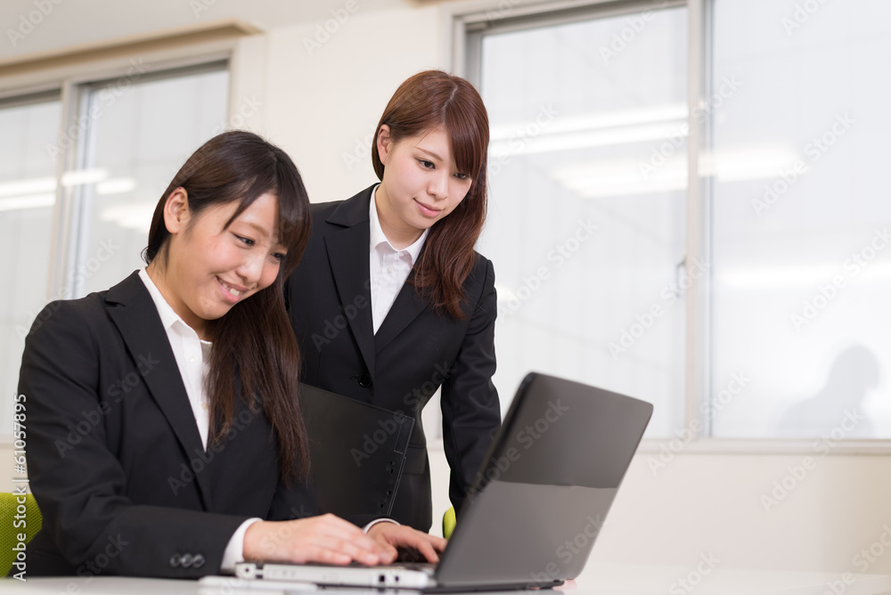 仕事中の女性二人 仕事中の女性二人