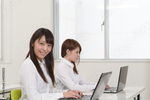 仕事中の女性二人