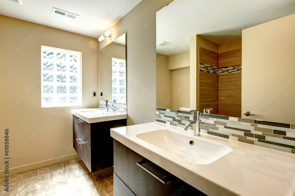 Soft tones bathroom with decorative wall