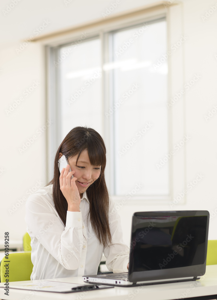 仕事中の女性 仕事中の女性